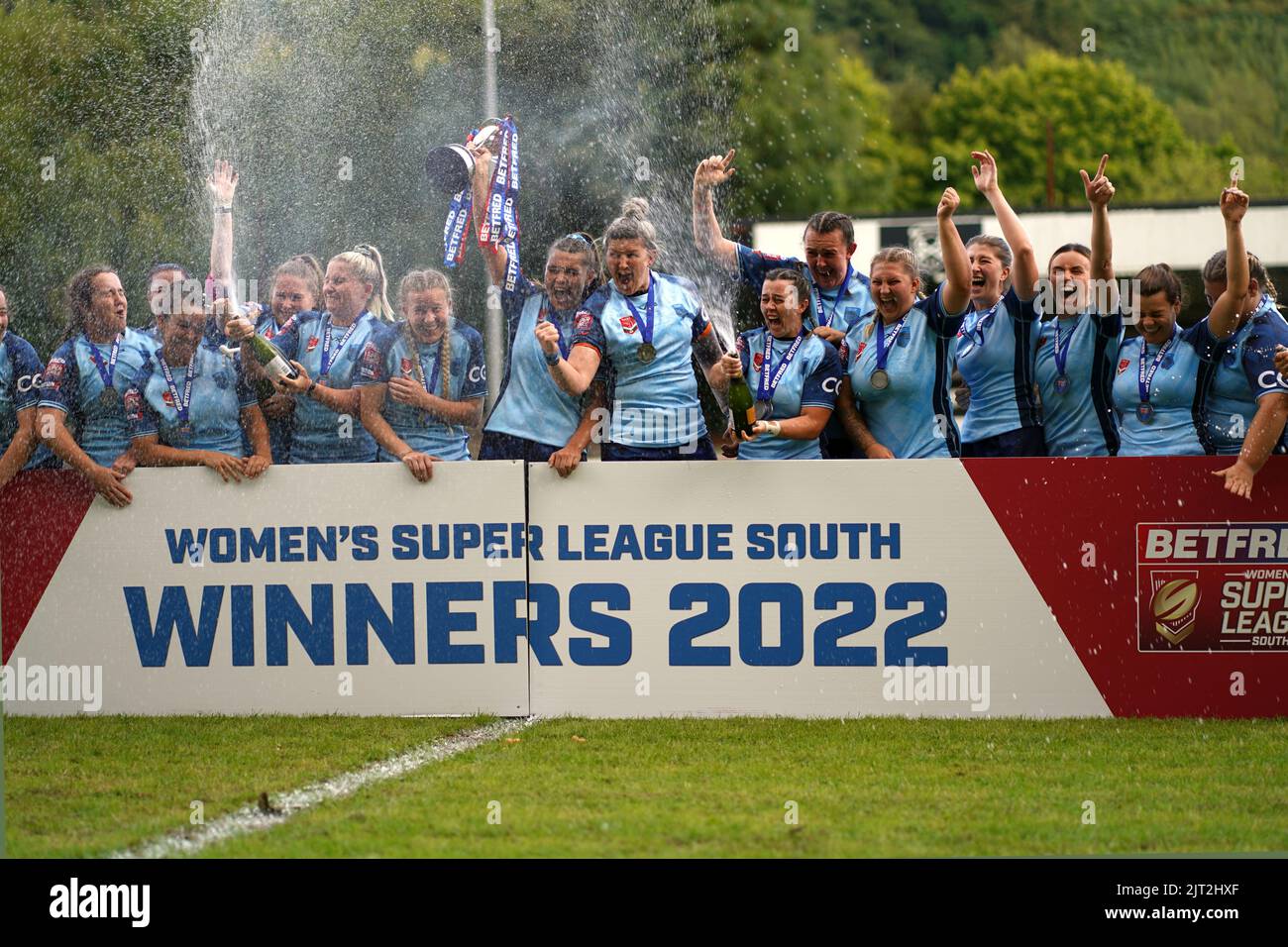 Cardiff Demons festeggia la vittoria della finalissima. 27 agosto 2022. Pandy Park, Crosskeys Wales. Credit::: PENALTA Photographics/Alamy Live Foto Stock