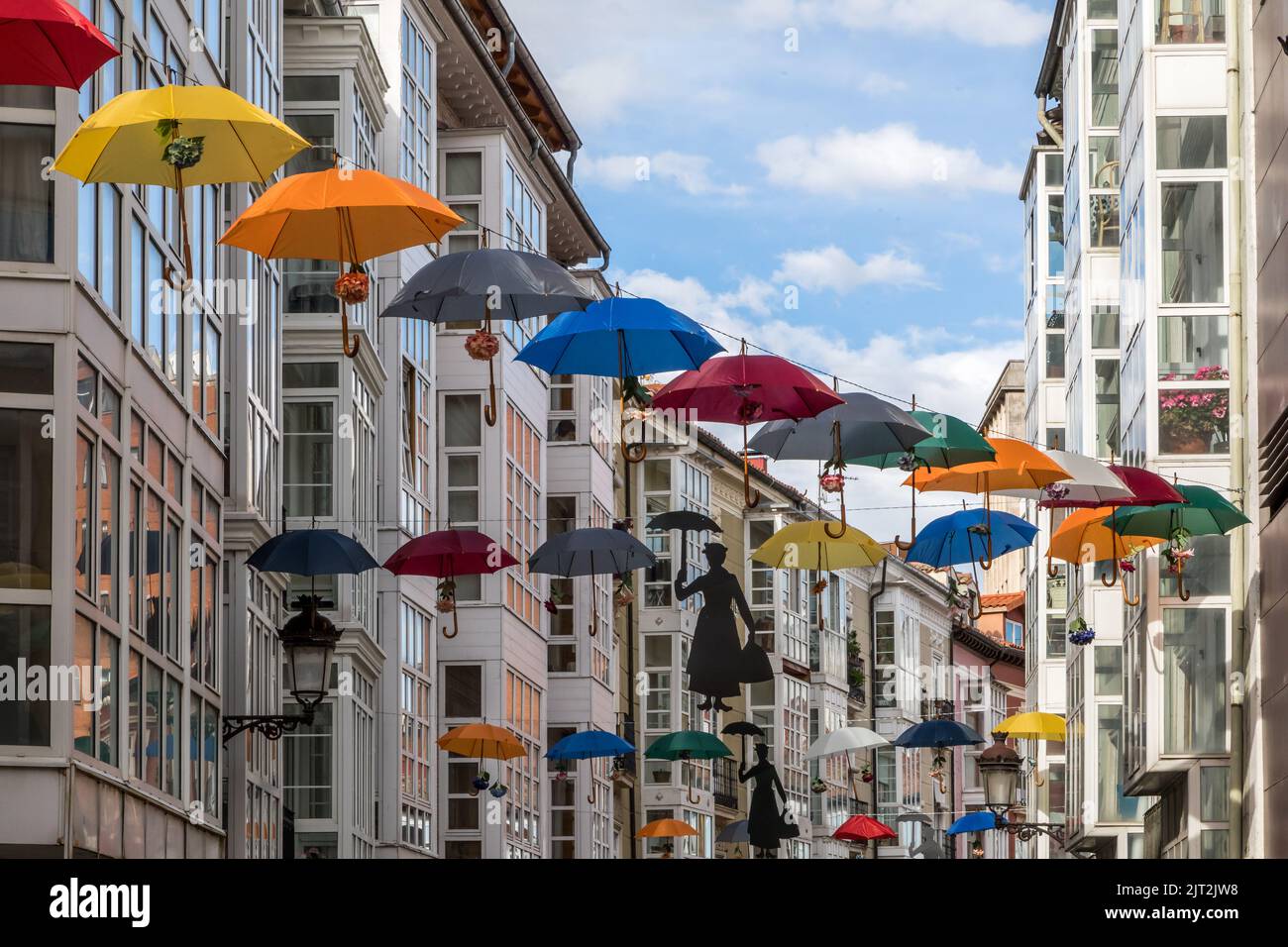 Divertenti ombrelli colorati appendono sulla strada, decorazioni per strada Burgos Spagna Foto Stock