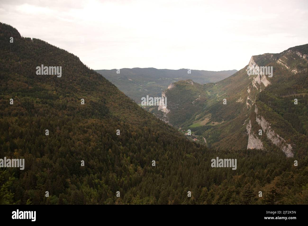 Alpi francesi, Vercors, Isere, Rhone Alpes, Francia. Le montagne si sbiadono in lontananza in una giornata non molto chiara. Strade di montagna che si snodano attraverso Foto Stock