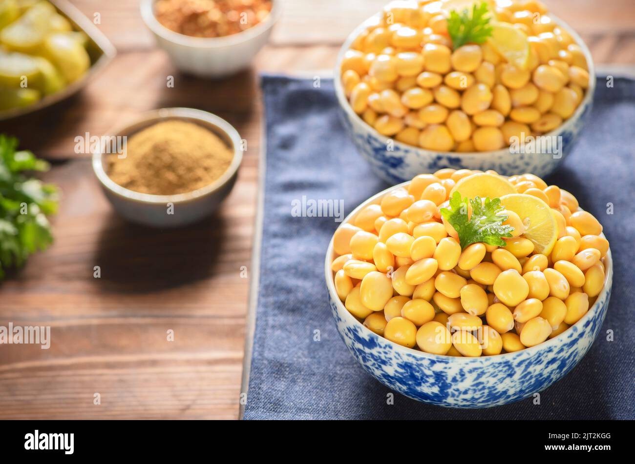 Cucina araba; spuntini tradizionali mediorientali fagioli lupino o Termes. E' un fagiolo molto sano che può essere servito come snack o antipasti. Foto Stock