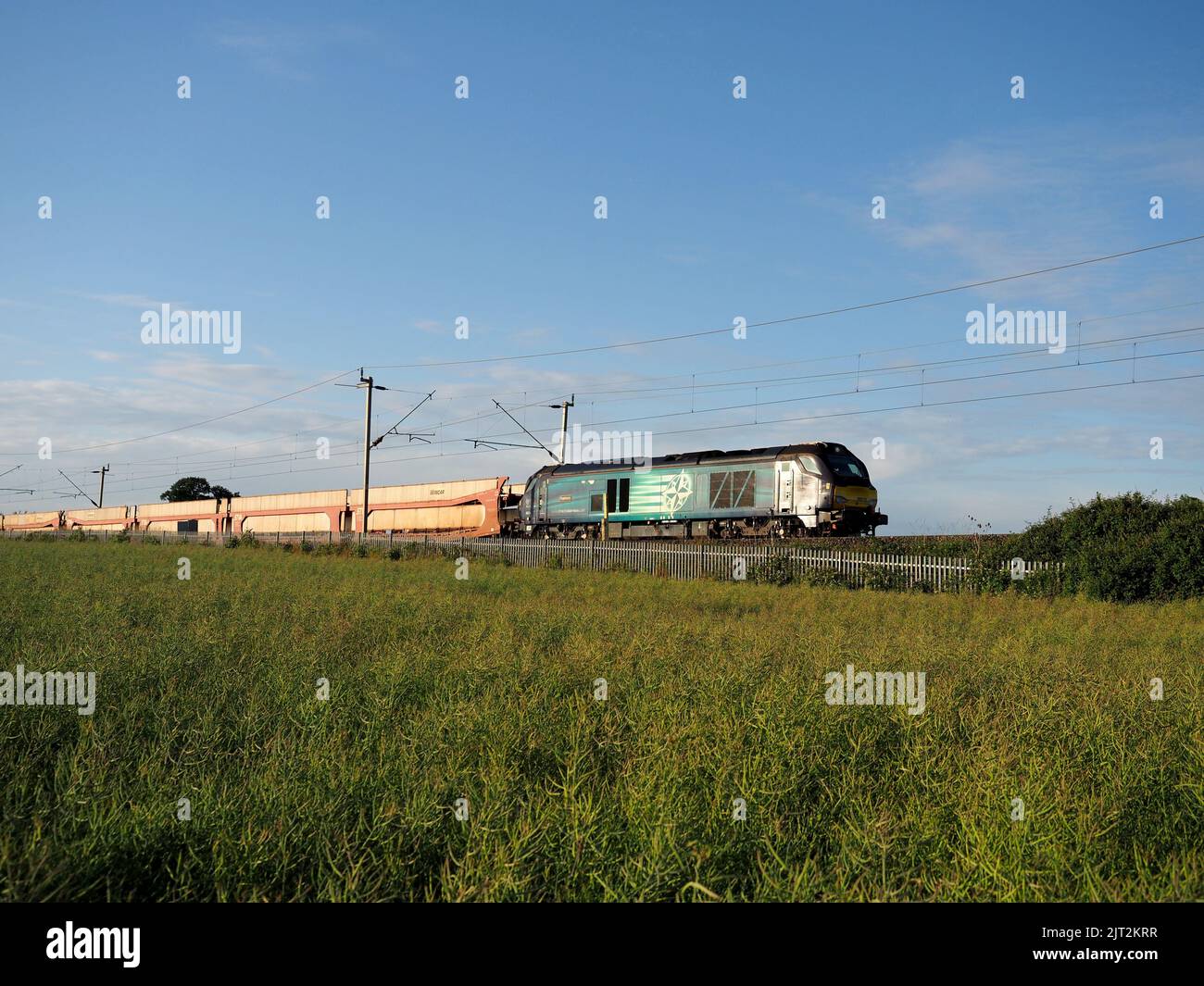 La locomotiva DRS 68016 'Fearless' trasporta un treno di trasporto auto dal terminal delle auto di Garston al molo di Dagenham via Northampton Foto Stock