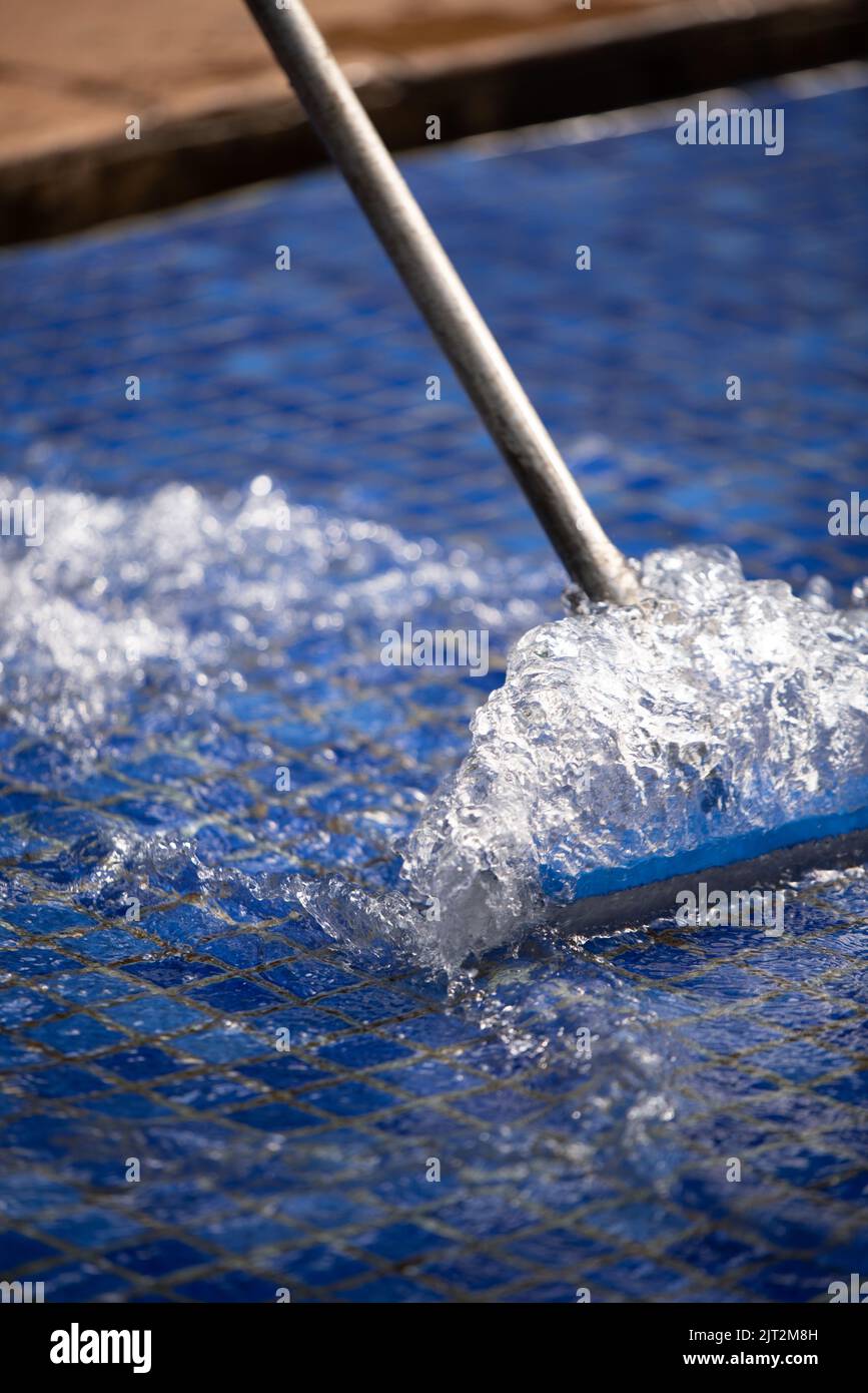 Pulizia del fondo della fontana a Savassi a Belo Horizonte, Brasile. Foto Stock