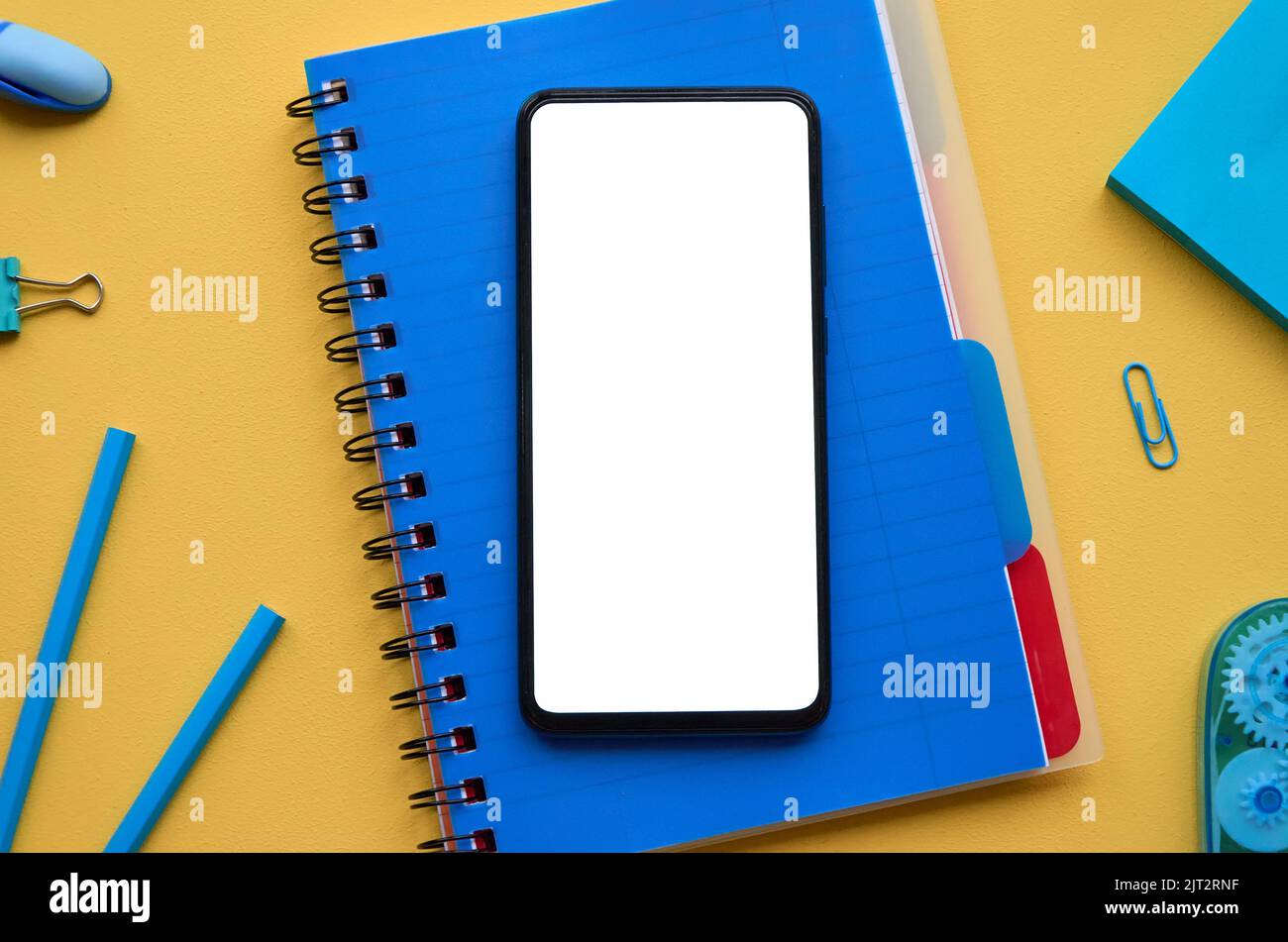 Schermata modello di simulazione dello smartphone sullo sfondo della cancelleria scolastica. Foto Stock