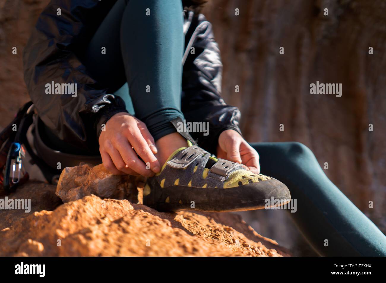 La ragazza indossa scarpe da arrampicata, vista closeup. Foto Stock