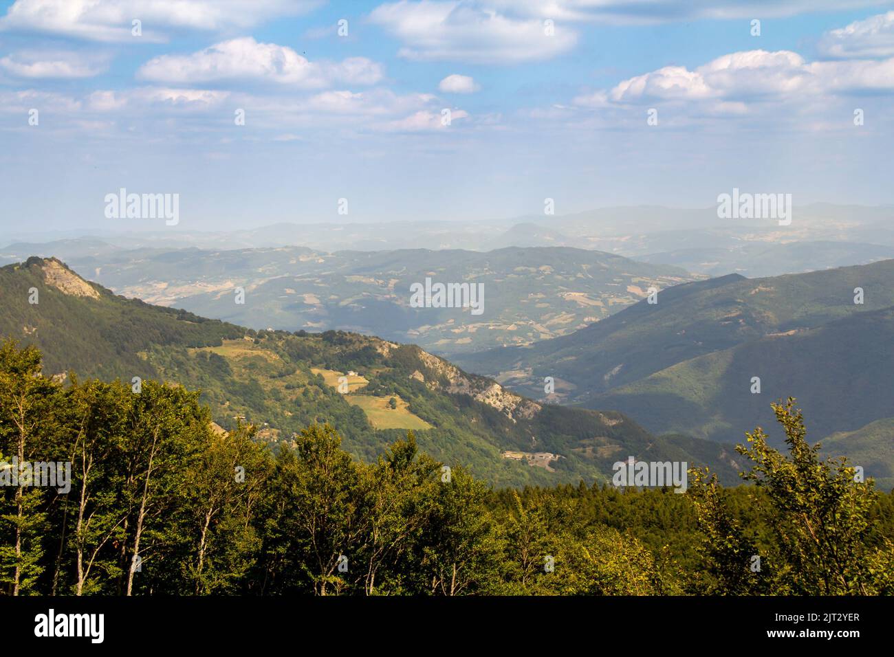 Bella vista panoramica in estate sul Monte Cimone nei pressi del Lago di Ninfa. Paesaggio dell'Appennino Tosco-Emiliano di Sestola, provincia di Modena, Italia Foto Stock