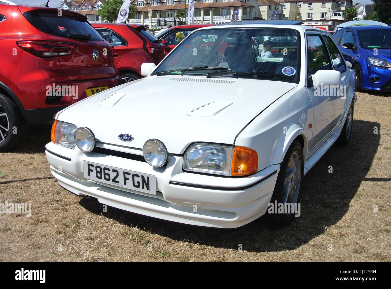 Una Ford Escort Mk3 RS Turbo del 1988 ha parcheggiato in mostra alla mostra di auto classiche della Riviera Inglese, Paignton, Devon, Inghilterra, Regno Unito. Foto Stock