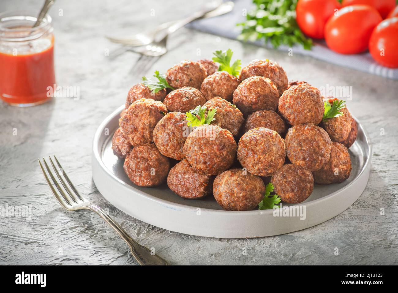 Polpette speziate tradizionali mediorientali '. Servito con salsa di pomodoro. Primo piano con spazio di copia. Foto Stock