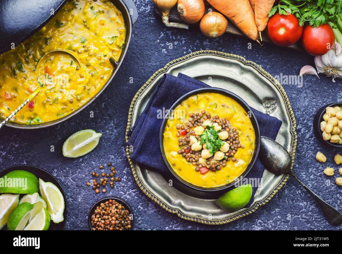 Harira - una tradizionale zuppa marocchina di ceci speziata, lenticchie e verdure. Zuppa vegetariana di lenticchie decorata con prezzemolo. Vista dall'alto con primo piano. Foto Stock