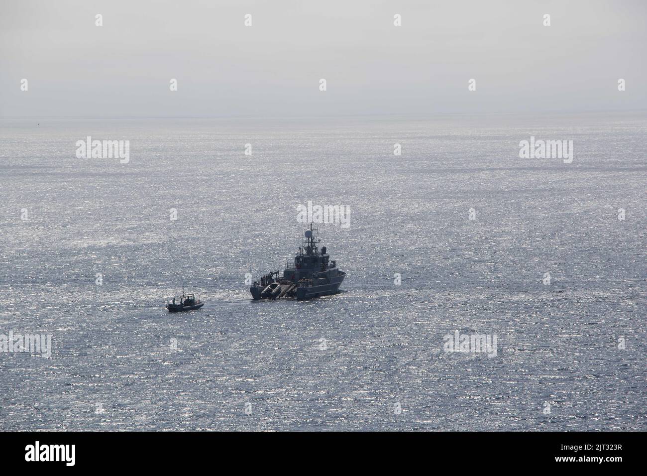 220825-N-DK042-1006 Una barca gonfiabile a scafo rigido (RHIB) segue un'esercitazione di addestramento di fuoco vivo di Research Craft (RCS) 1 durante un'esercitazione della contromisura di miniera (MCM) fuori della costa dell'isola di San Clemente, 25 agosto 2022. Il live Fire di MCM è una formazione realistica e pertinente che consente alle nostre forze comuni e multidominio di integrare e provare una capacità critica e competenze complesse. (STATI UNITI Foto Navy di Mass Communication Specialist 1st Class Storm Henry) Foto Stock 220825-N-DK042-1006 Una barca gonfiabile a scafo rigido (RHIB) segue un'esercitazione di addestramento di fuoco vivo di Research Craft (RCS) 1 durante un'esercitazione della contromisura di miniera (MCM) fuori della costa dell'isola di San Clemente, 25 agosto 2022. Il live Fire di MCM è una formazione realistica e pertinente che consente alle nostre forze comuni e multidominio di integrare e provare una capacità critica e competenze complesse. (STATI UNITI Foto Navy di Mass Communication Specialist 1st Class Storm Henry) Foto Stock