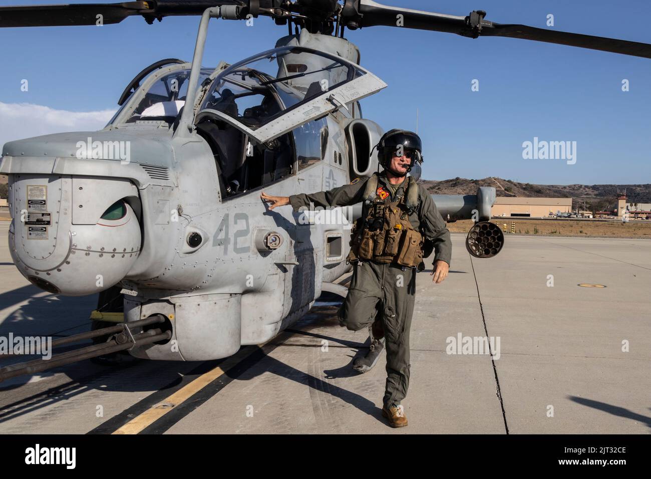 Steven R. Rudder, comandante, U.S. Marine Corps Forces, Pacific, esce da un AH-1Z Viper da Marine Light Attack Helicopter Squadron 369, Marine Aircraft Group 39, 3rd Marine Aircraft Wing, per il suo volo finale a Marine Corps Air Station Camp Pendleton, California, 25 agosto 2022. Il volo ha segnato un'occasione significativa per Rudder, che si sta ritirando dopo 38 anni di servizio dalla forza di combattimento più d'élite del mondo. Dal 2020, Rudder ha comandato due terzi delle forze operative del corpo Marino impegnate a preservare una regione indomPacifico libera e aperta. Il timone è un Foto Stock