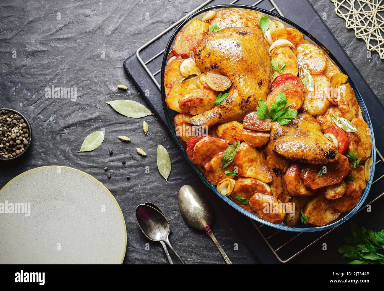Cucina araba; piatto tradizionale egiziano 'patate al forno con pollo arrosto'. Vista dall'alto con spazio di copia. Foto Stock