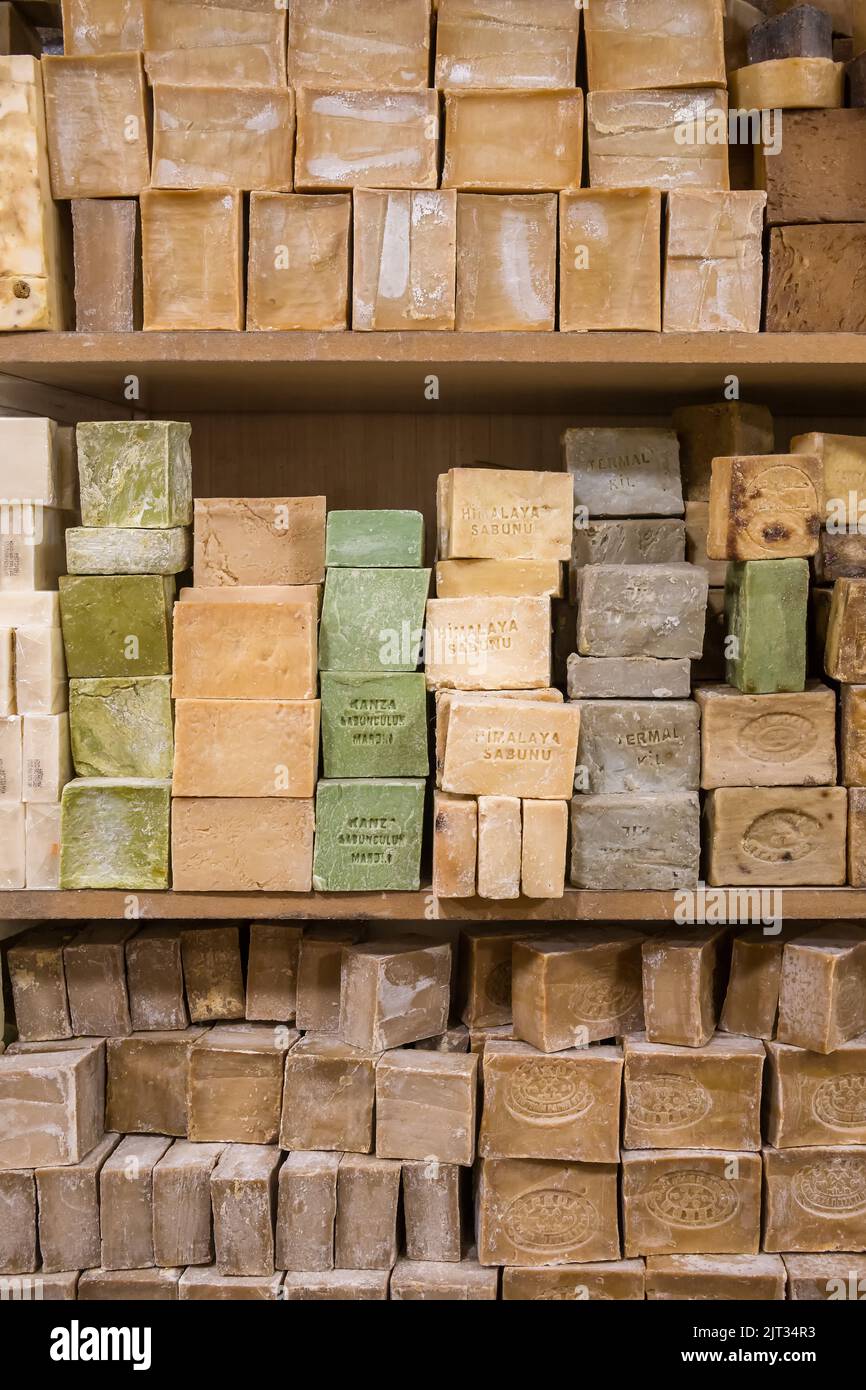 Saponette artigianali nel negozio di sapone nella città vecchia di Mardin, Turchia Foto Stock