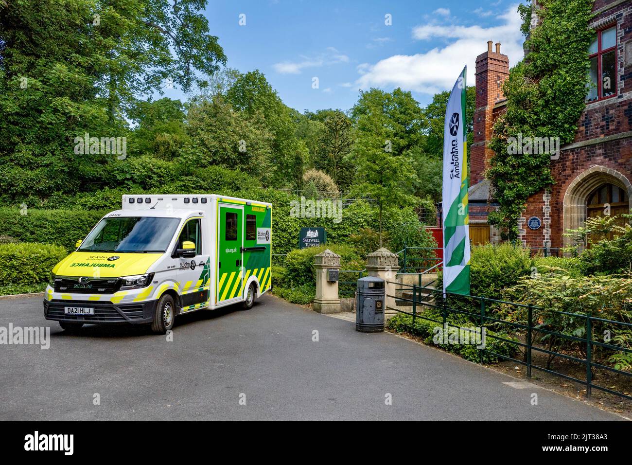Vista su un'automobile di Ambulance in un giardino con alberi verdi alle Torri di Saltwell Foto Stock