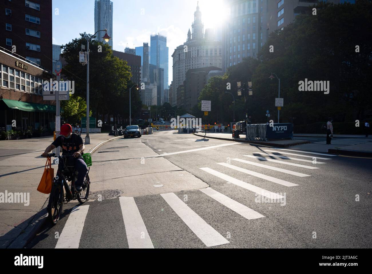 New York, New York, Stati Uniti. 23rd ago, 2022. 23 agosto 2022: Guardando a sud da Chatham Square verso Park Place, che è stato chiuso al traffico veicolare ad eccezione degli autobus MTA dal 9/11 a causa della posizione sensibile della sede centrale della polizia di NYPD al 1 Police Plaza (Credit Image: © Taidgh Barron/ZUMA Press Wire) Foto Stock