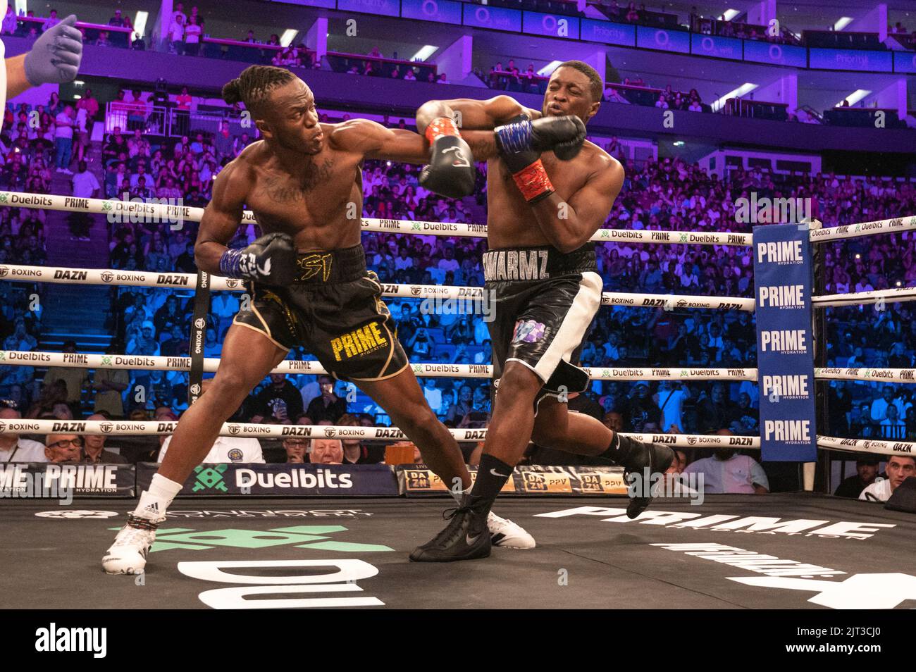 YouTube Personality KSI e il rapper Swarmz durante il loro incontro di boxe cruiserweight 'Two Fights in One Night'. Foto Stock