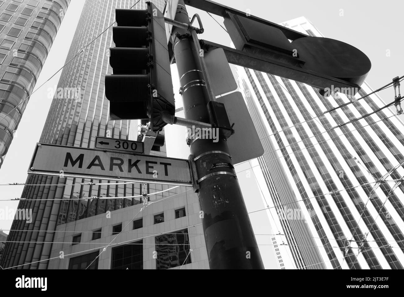 Cartello Market Street a un semaforo nel centro di San Francisco, California, con alti edifici in sfondo urbano; immagine monocromatica. Foto Stock