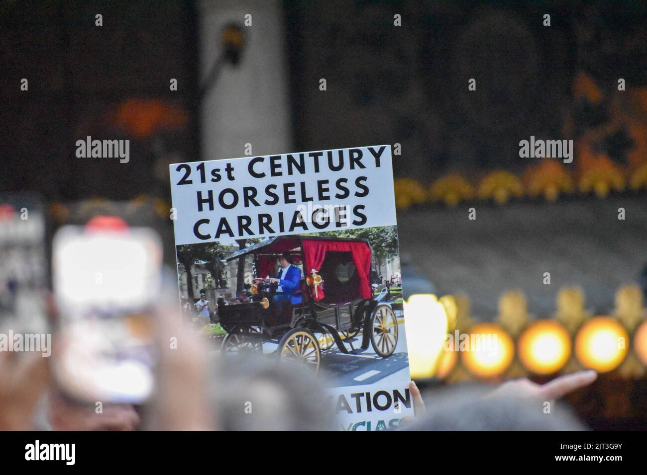 Il partecipante al Rally tiene cartelli anti-abuso di animali di fronte alla fontana Pulitzer a Manhattan per chiedere la fine dell'abuso di carrozza a New York Foto Stock