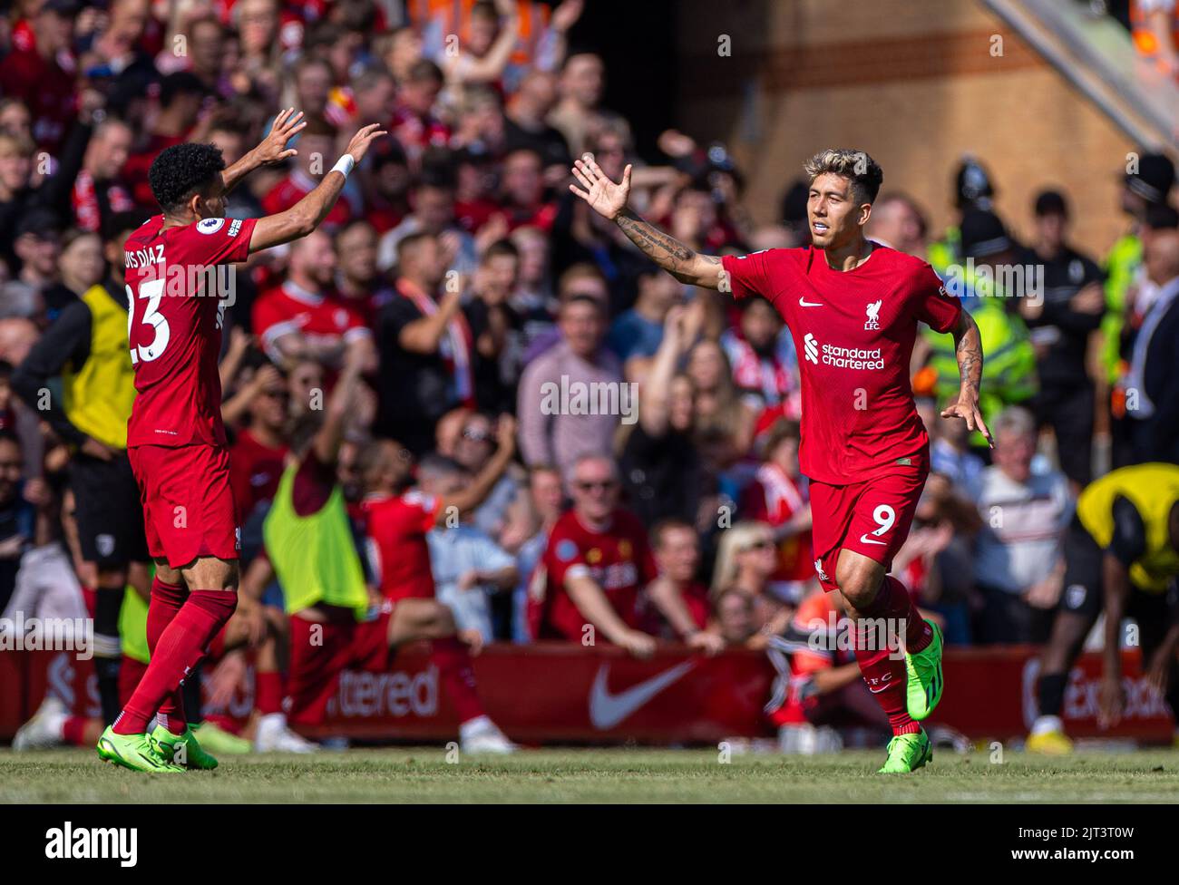 Liverpool. 28th ago, 2022. Roberto Firmino (R) di Liverpool festeggia con il compagno di squadra Luis Diaz dopo aver segnato un gol durante la partita della Premier League inglese tra Liverpool e AFC Bournemouth a Liverpool, in Gran Bretagna, il 27 agosto 2022. Credit: Notizie dal vivo su Xinhua/Alamy Foto Stock