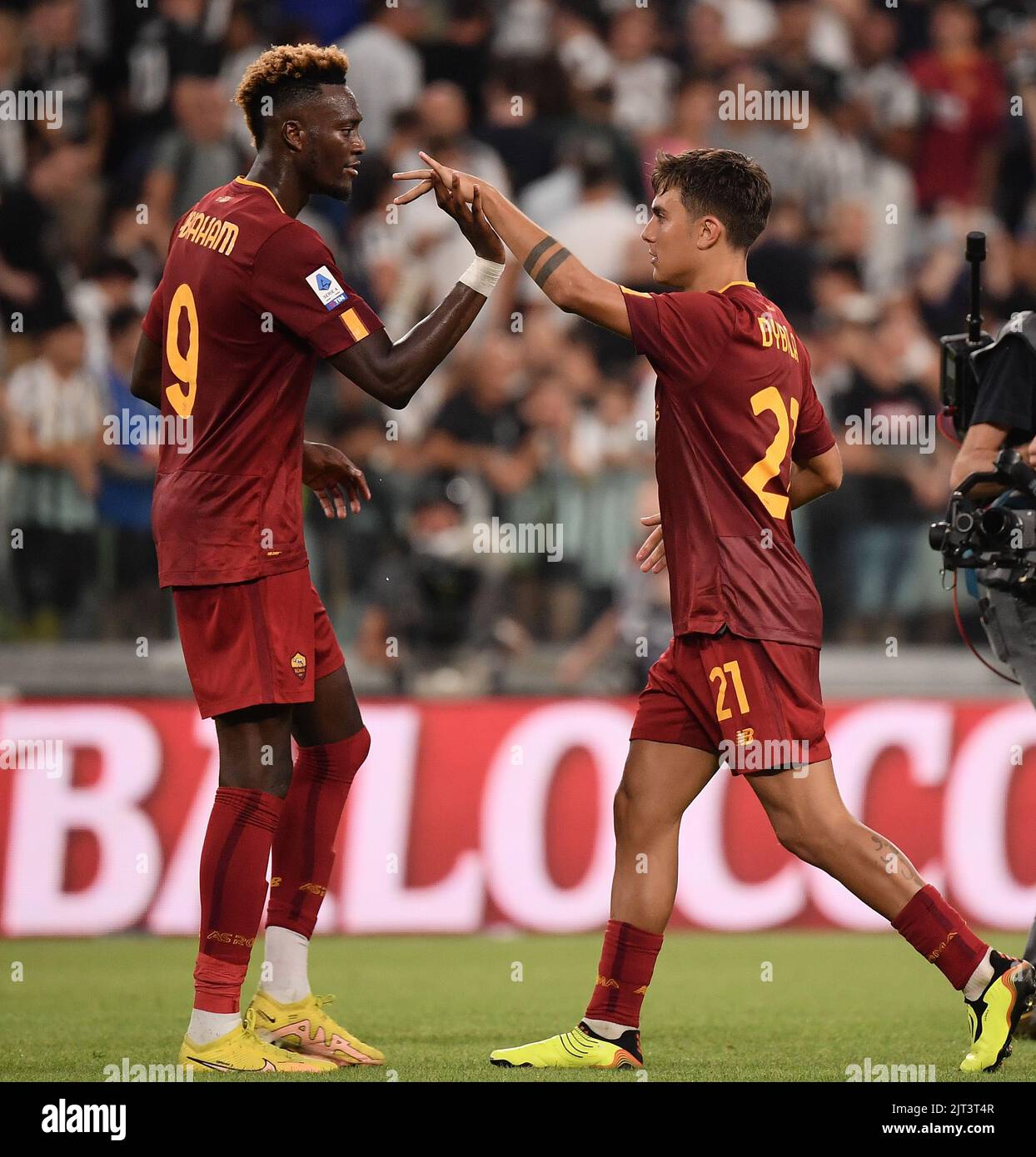 Torino, Italia. 27th ago, 2022. Il Tammy Abraham (L) e Paulo Dybala di Roma reagiscono alla fine di una serie Di Incontri di calcio tra FC Juventus e Roma a Torino, in Italia, il 27 agosto 2022. Credit: Fabrizio Consolato/Alamy Live News Foto Stock