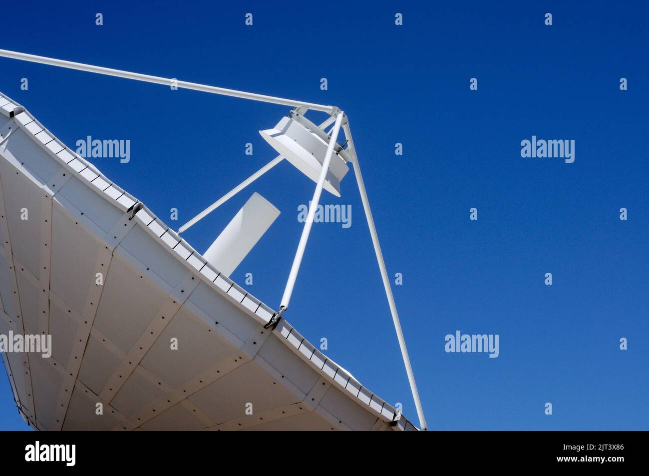 Una grande antenna satellitare commerciale Foto Stock