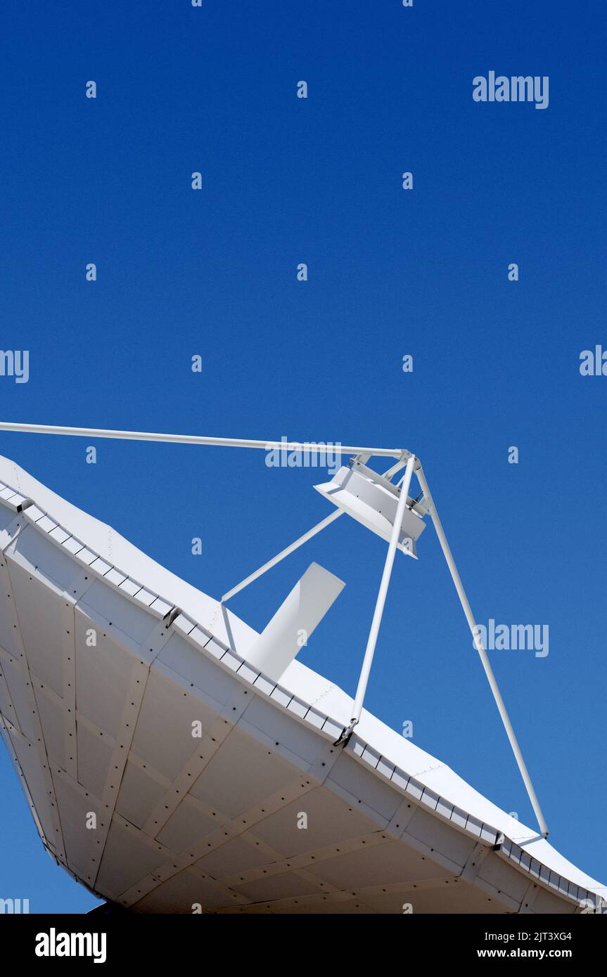 Una grande antenna satellitare commerciale Foto Stock