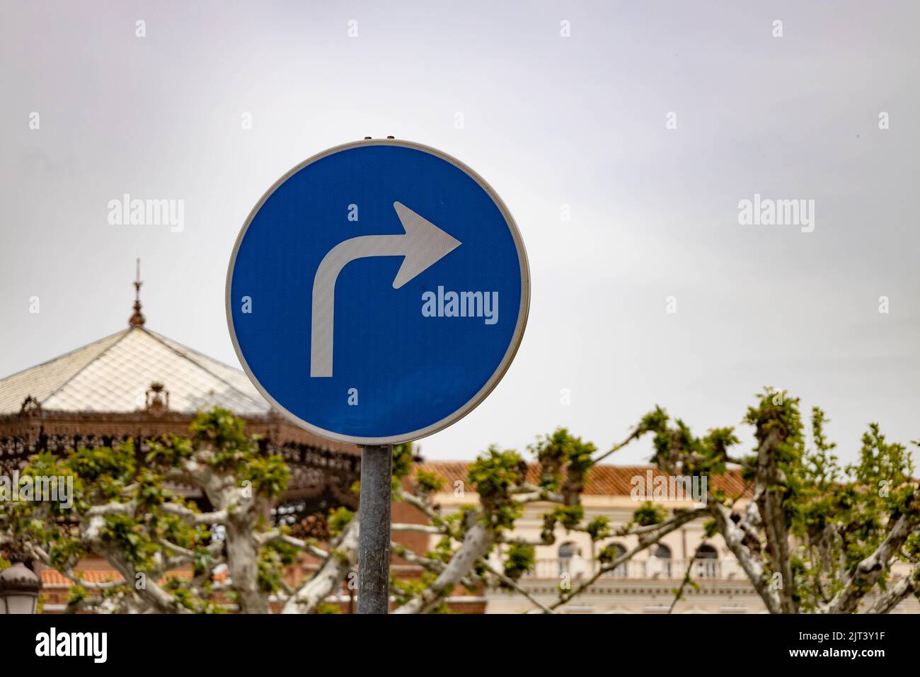 Indicazioni stradali per indicare la svolta a destra. Freccia curva su un cartellone nella strada. Cartello per automobilisti. Foto Stock