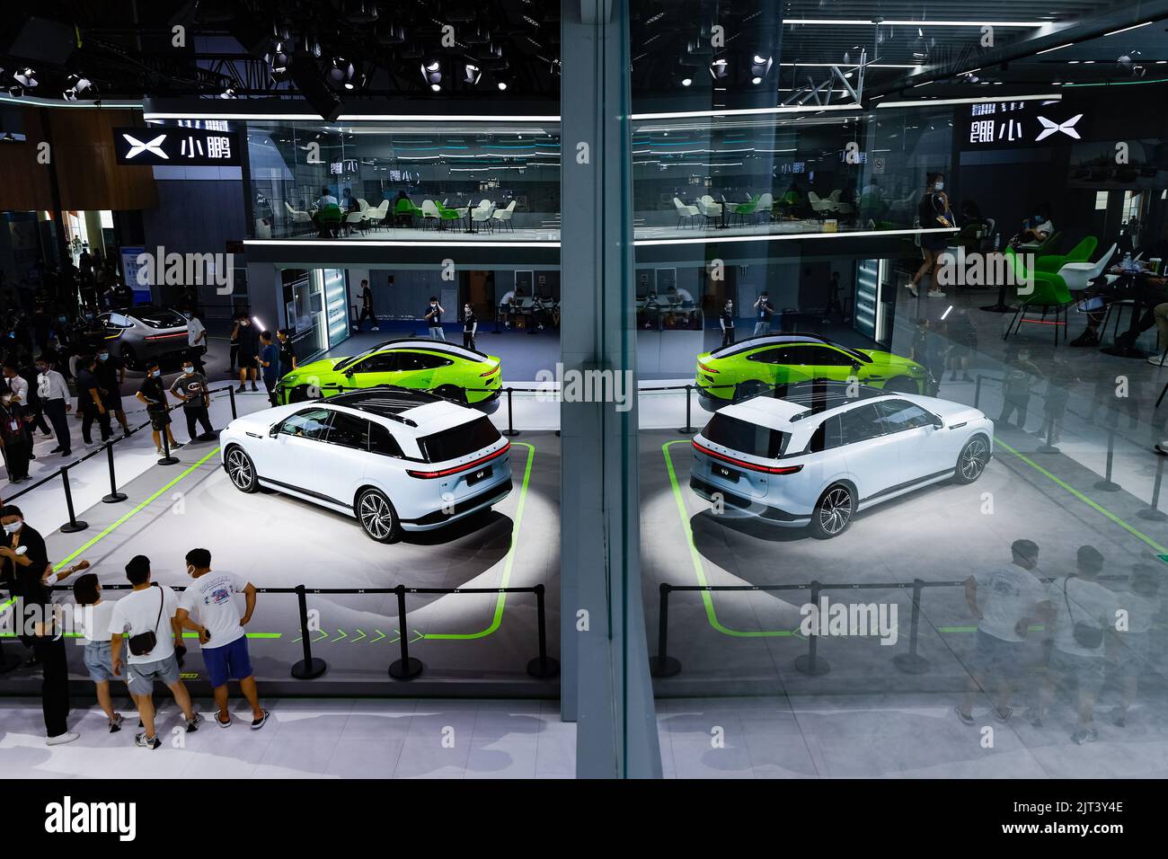 (220828) -- CHENGDU, 28 agosto 2022 (Xinhua) -- i visitatori possono vedere le auto di XPeng Motors al Chengdu Motor Show 2022 a Chengdu, capitale della provincia sudoccidentale del Sichuan, 26 agosto 2022. Il Motor Show, con la partecipazione di circa 1.600 vetture di oltre 100 marchi provenienti da casa e all'estero, ha preso il via qui venerdì. (Xinhua/Shen Bohan) Foto Stock