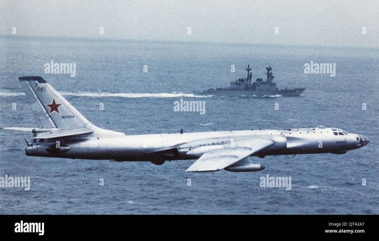 Tupolev Tu-16 vola sulla USS Hewitt (DD-966) c1978. Foto Stock