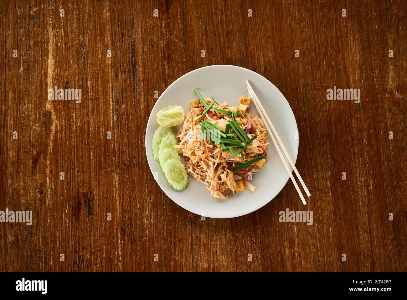 Viziatevi con la migliore cucina Asiatica. Shot ad angolo alto di cibo cinese su un piatto su un tavolo di legno. Foto Stock