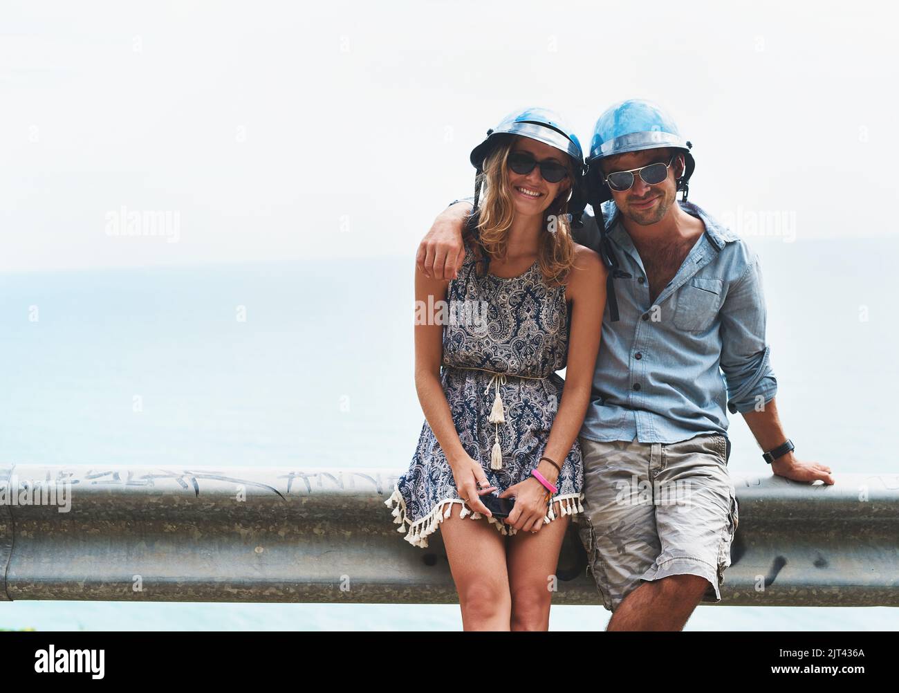 Insieme vedremo il mondo: Una giovane coppia felice che trascorre il tempo insieme all'aperto. Foto Stock