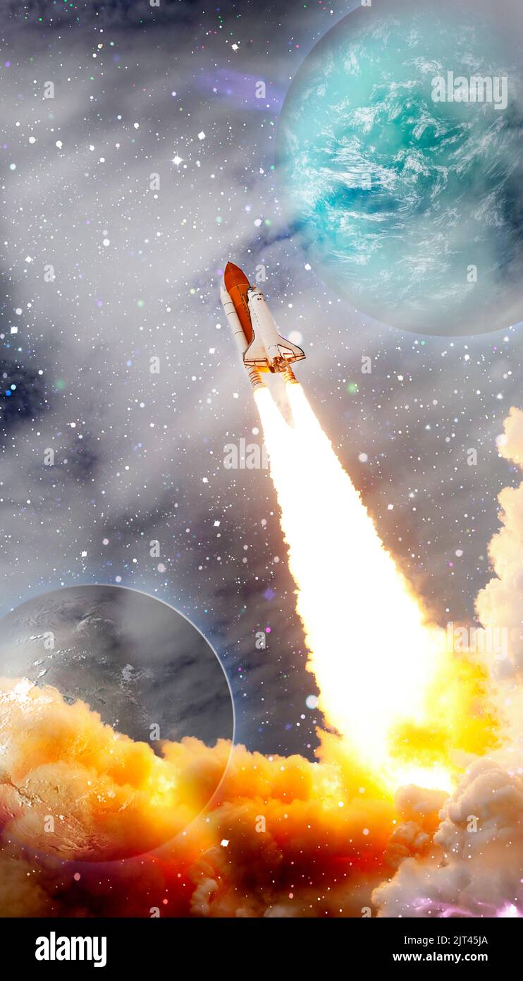 I razzi della navetta spaziale lanciano nello spazio sul cielo stellato. La navicella spaziale vola nello spazio con nuvole di fumo. Elementi di questa immagine forniti dalla NASA Foto Stock