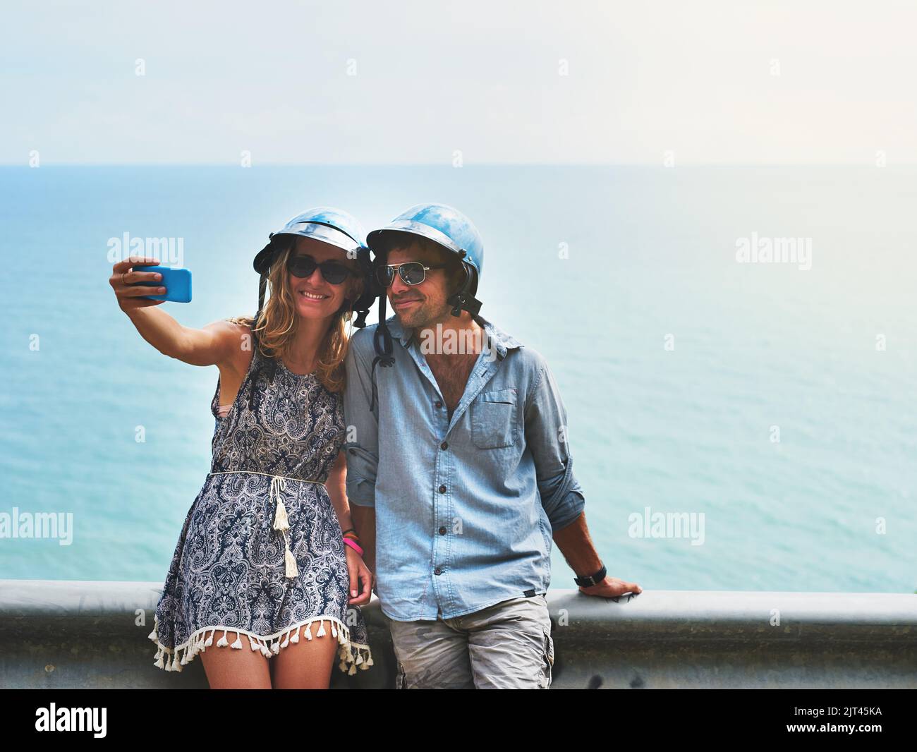 Ricordate sempre questo viaggio: Una giovane coppia felice che trascorre del tempo insieme all'aperto. Foto Stock