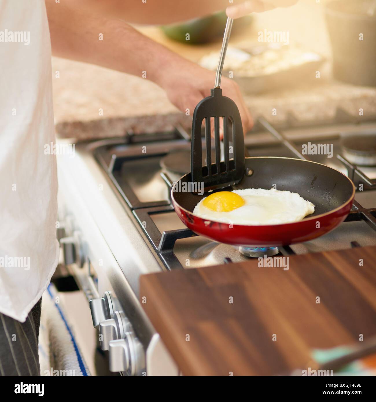 Non c'è niente che le uova non possano fare per iniziare la giornata. Un giovane che prepara la colazione a casa. Foto Stock
