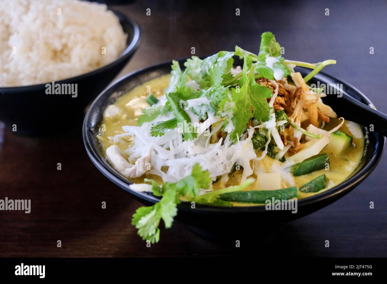 Una ciotola di curry di pollo verde thailandese al Santo Basilio, un Laos e un ristorante thailandese a Canley vale, Sydney, Australia Foto Stock