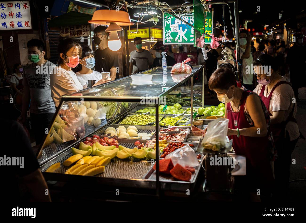 Taipei. 27th ago, 2022. Linjiang Street night market a Taipei, Taiwan on 27/08/2022 by Wiktor Dabkowski Credit: dpa/Alamy Live News Foto Stock