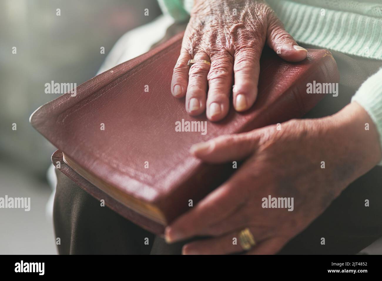 È dove si può trovare il comfort. Primo piano di una donna irriconoscibile che legge una bibbia. Foto Stock