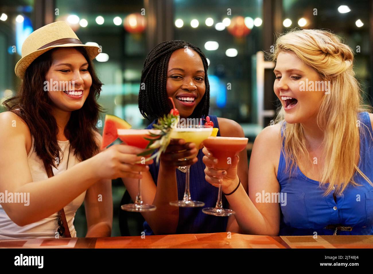 Grazie a noi. Tre giovani fidanzate che brinda in un bar. Foto Stock