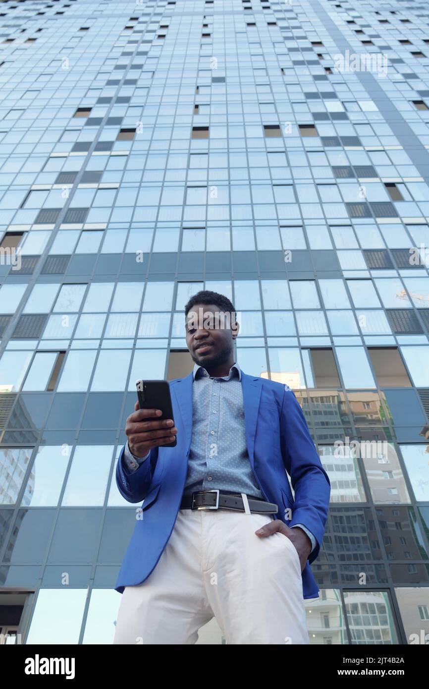 Un uomo d'affari maturo ama lavorare come ceo contro la costruzione di uffici Foto Stock