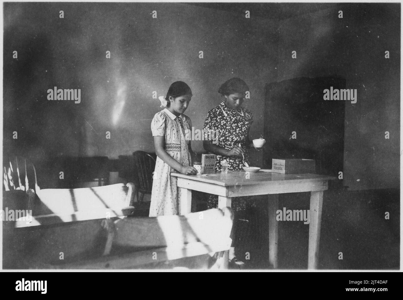 Due ragazze presenti la dimostrazione di cottura Foto Stock