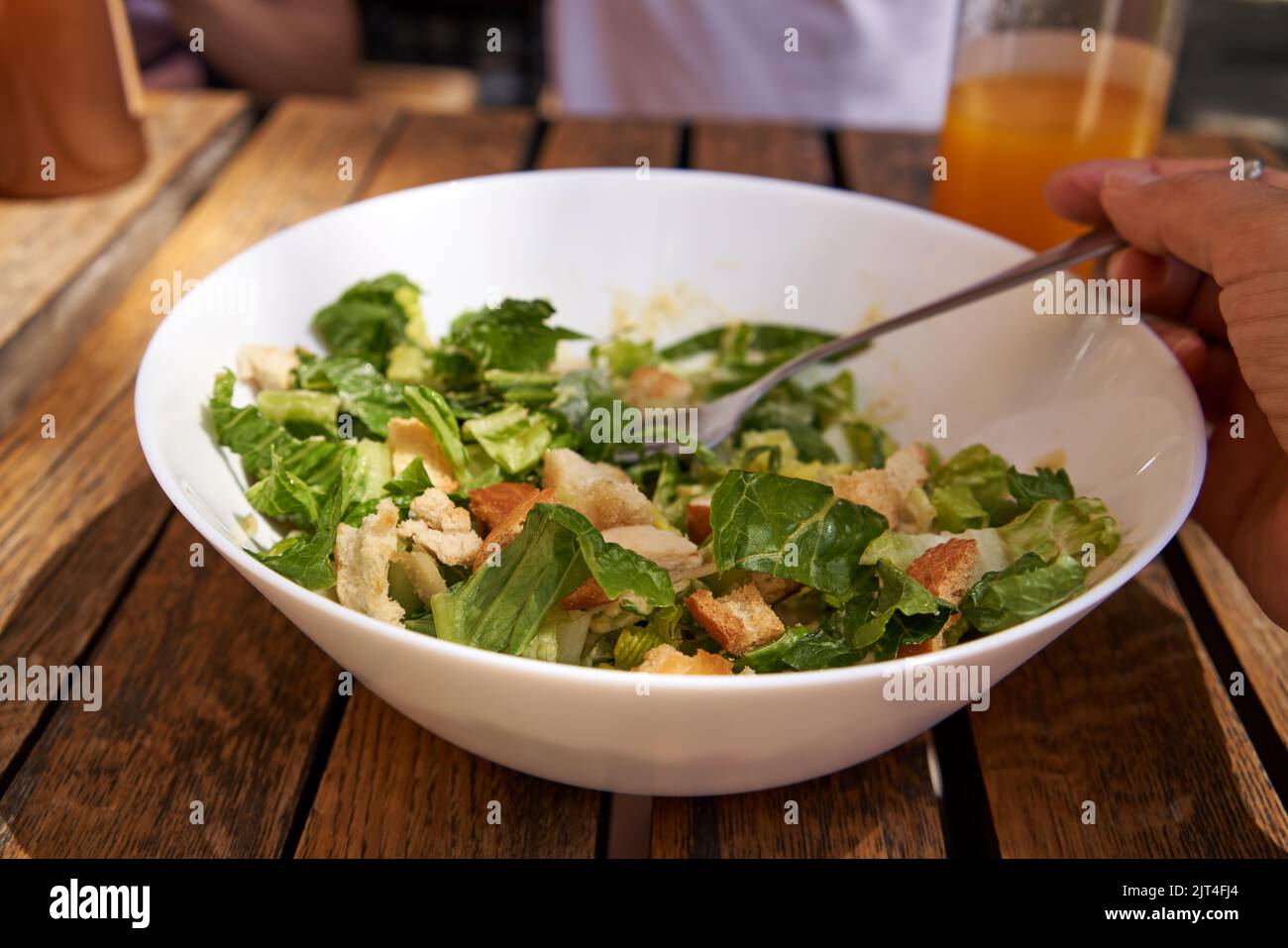 Una ciotola di Caesar insalata con lattuga, crostini e pancetta Foto Stock