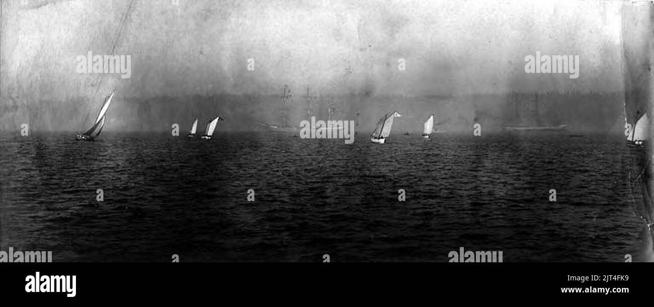 Due barche a vela a tre alberi a Puget Sound tra le barche a vela più piccole, Washington, circa 1900 (HESTER 374). Foto Stock