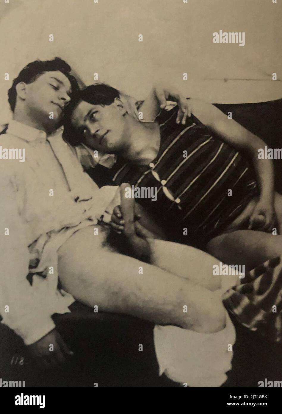 Due giovani uomini che si masturbano reciprocamente 1910s. Foto Stock