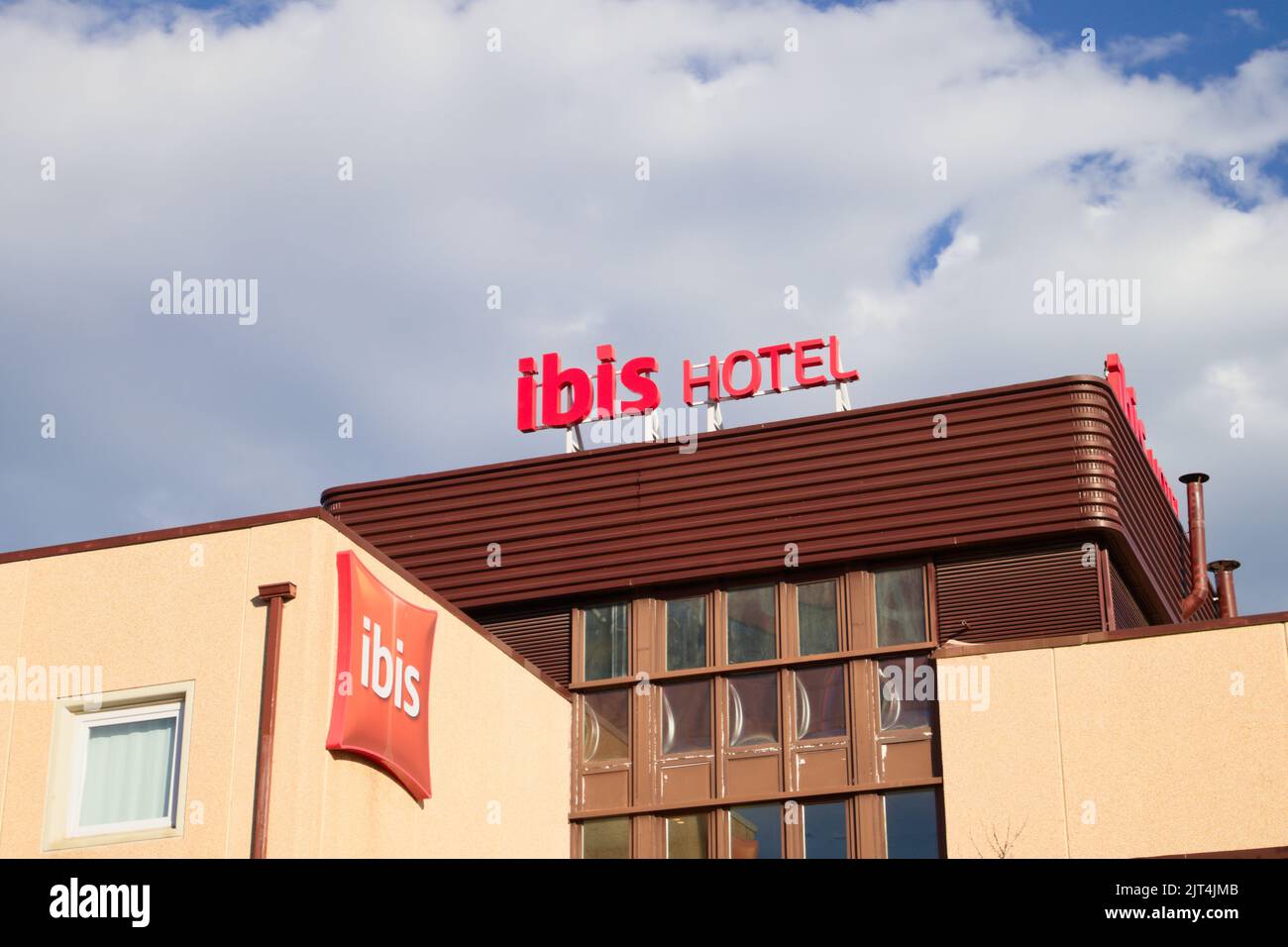 Il logo della catena alberghiera Ibis visto sul lato di uno dei suoi  alberghi su Portland Street, Manchester. (Solo uso editoriale Foto stock -  Alamy