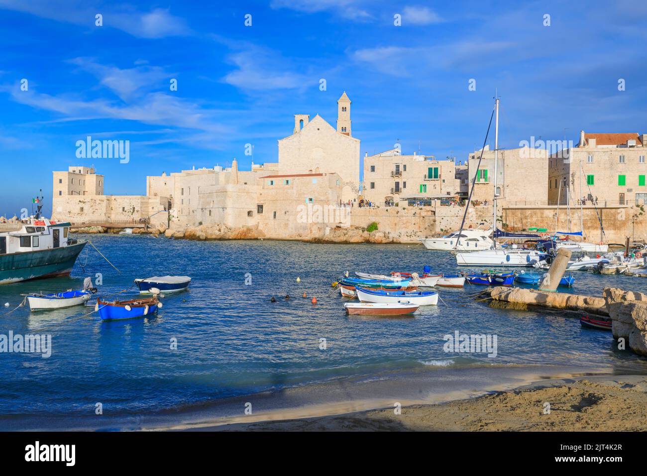Centro storico di Giovinazzo in Puglia: Vista sul porto con la Cattedrale di Santa Maria Assunta in stile romanico pugliese. Foto Stock