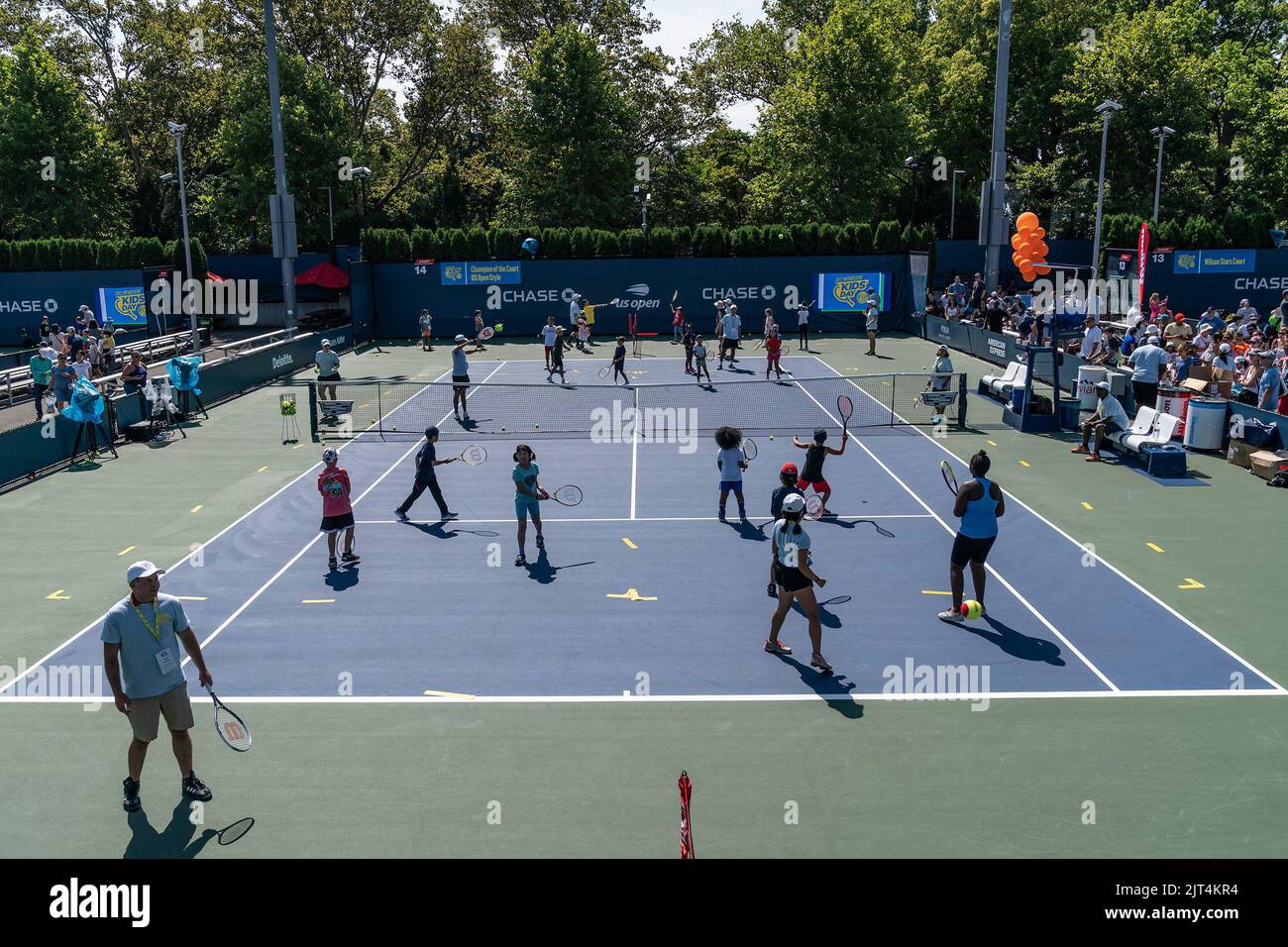 New York, Stati Uniti. 27th ago, 2022. Atmosfera durante il Kids' Day del 2022, i Campionati statunitensi di tennis Open all'USTA Billie Jean King National Tennis Center. 35.525 bambini e famiglie hanno partecipato ai festeggiamenti, stabilendo una presenza record. (Foto di Lev Radin/Pacific Press) Credit: Pacific Press Media Production Corp./Alamy Live News Foto Stock