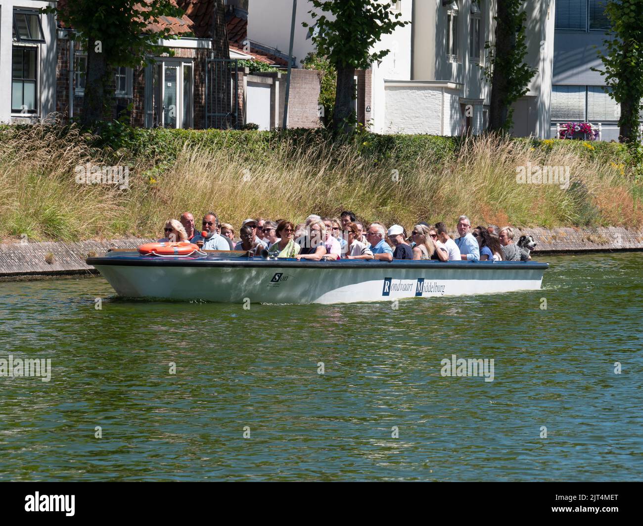 Middelburg, Paesi Bassi, 10 giugno 2022, la Guida parla attraverso il microfono ai turisti durante una crociera nei canali di Middelburg Foto Stock