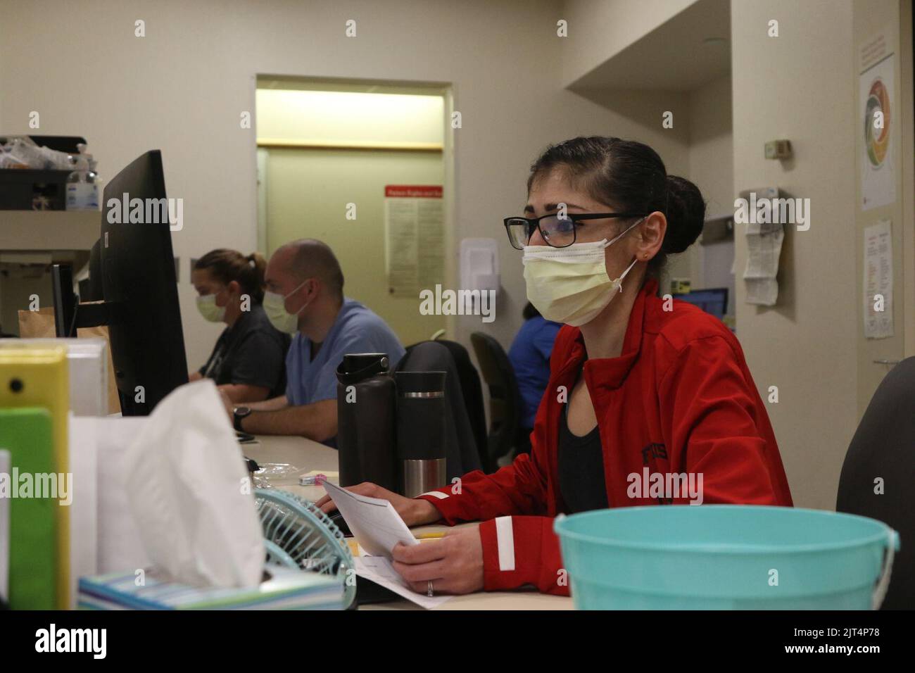 Il team medico della Marina degli Stati Uniti supporta l'ospedale metodista dell'Indiana University Health Foto Stock