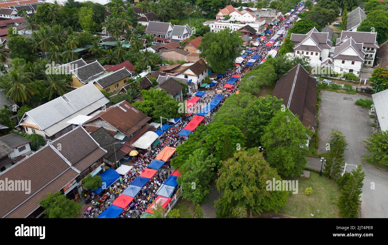 Vientiane. 25th ago, 2022. La foto aerea scattata il 25 agosto 2022 mostra un mercato di Luang Prabang in Laos. La provincia di Luang Prabang, a circa 220 km a nord della capitale del Laos Vientiane, è una delle province più note del Laos ed è una delle principali attrazioni turistiche grazie ai suoi antichi templi, alle attrazioni panoramiche e ai paesaggi rurali. Luang Prabang è stato elencato dalle Nazioni Unite Educational, Organizzazione scientifica e culturale (UNESCO) come patrimonio mondiale nel 1995. Credit: Kaikeo Saiyasane/Xinhua/Alamy Live News Foto Stock