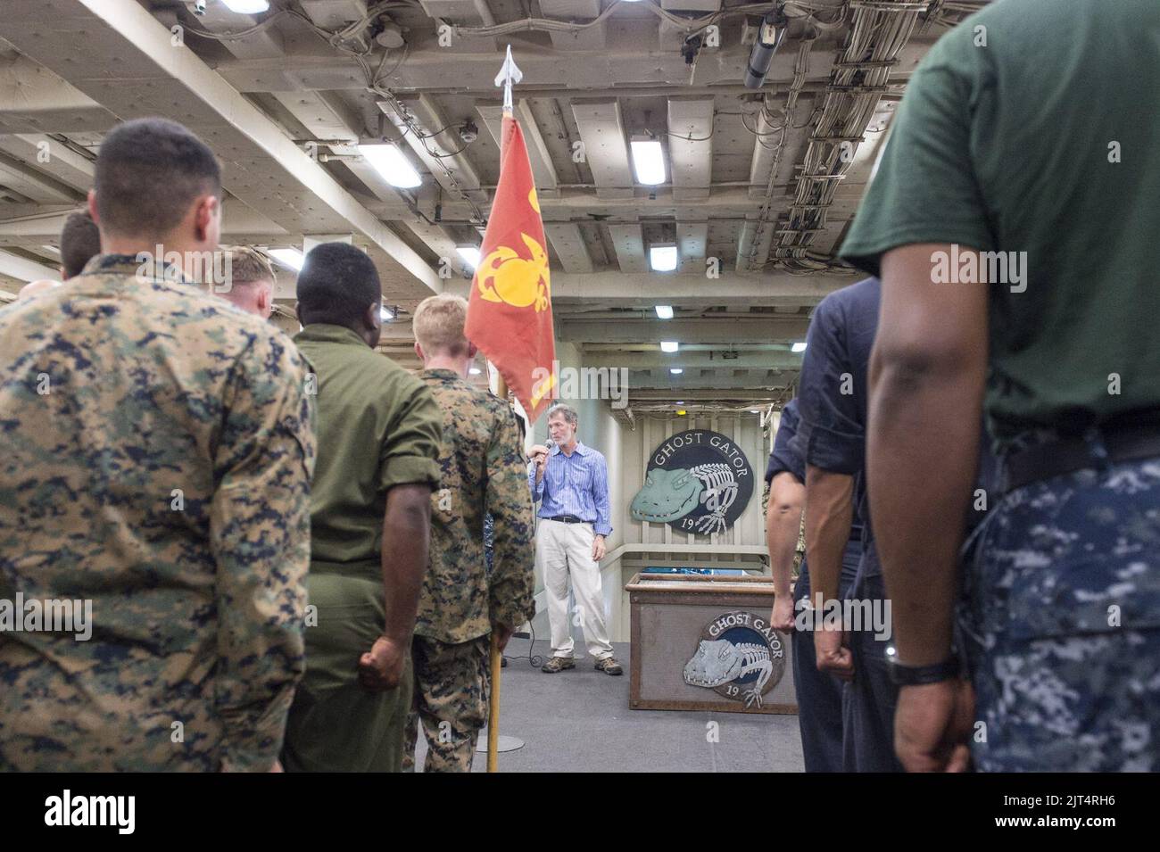 Ambasciatore degli Stati Uniti ad Haiti Peter F. Mulrean tours USS Mesa Verde. (30203080816). Foto Stock