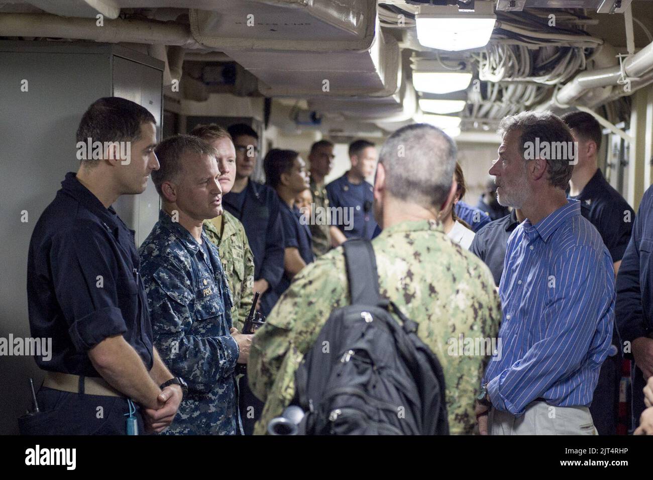 Ambasciatore degli Stati Uniti ad Haiti Peter F. Mulrean tours USS Mesa Verde. (30122951392). Foto Stock